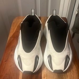 Boys size 5 Yeezy 700 MNVN